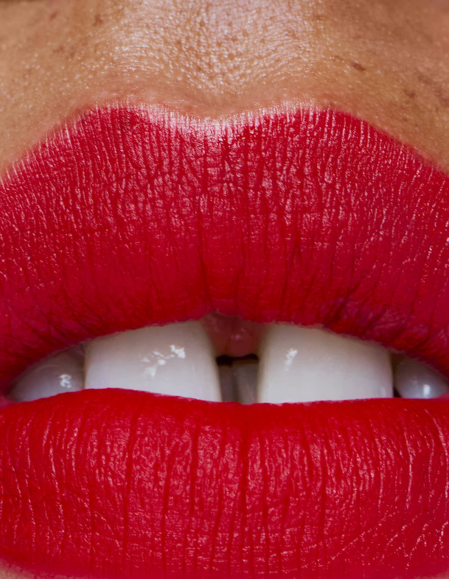clarins_240624_zoe_kovacs_perfect_lips_ruby_close_up_0002-1.jpg