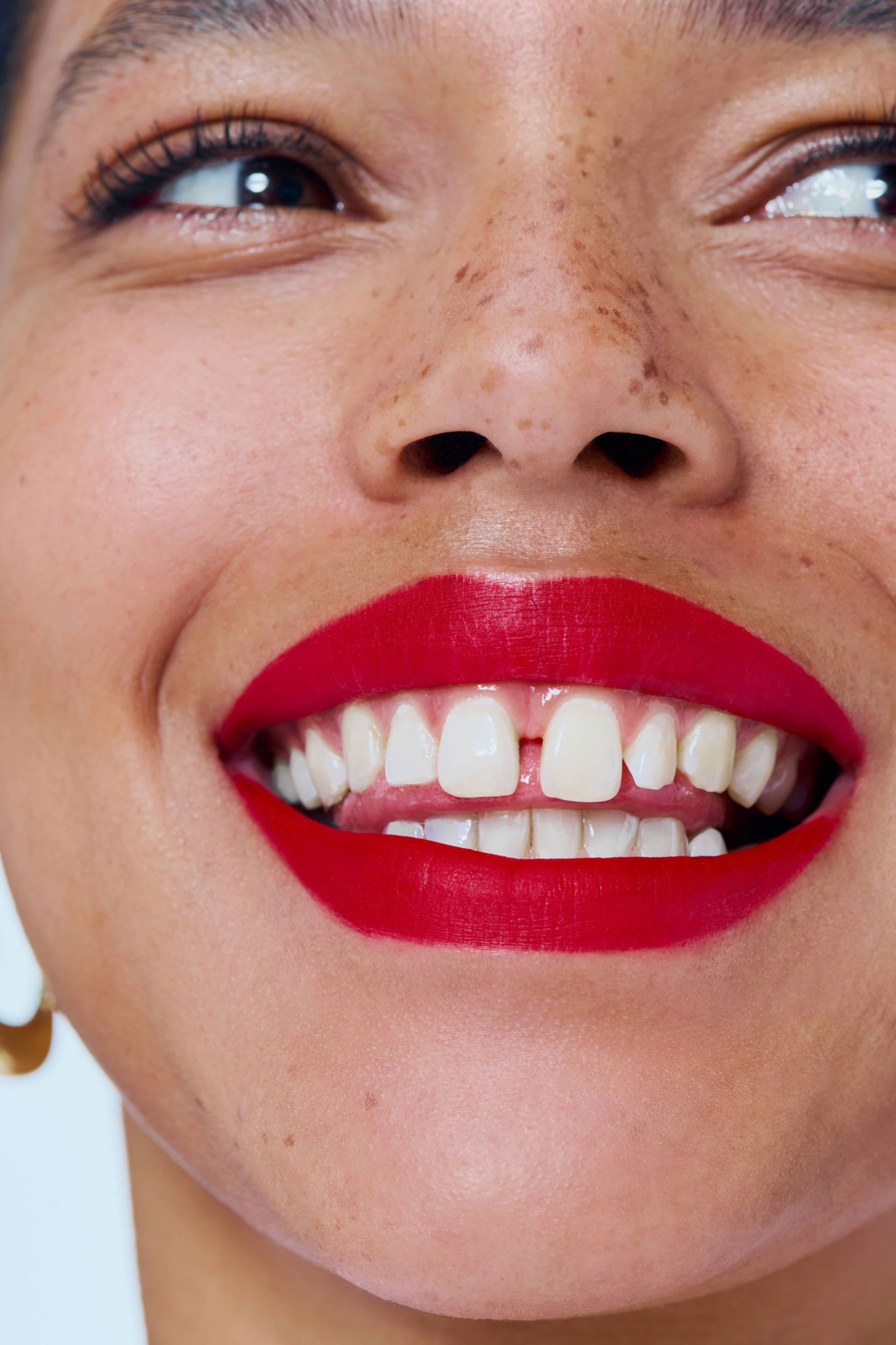 clarins_240624_zoe_kovacs_perfect_lips_ruby_close_up_0103.jpg