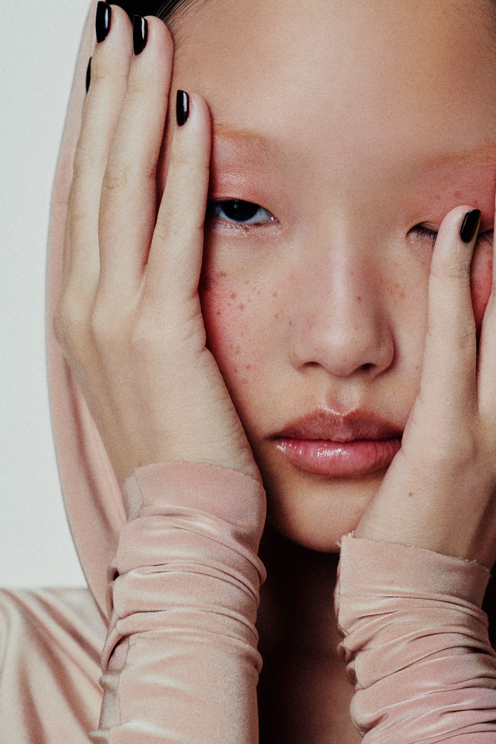 kyliecosmetic_beaute_030224_zoekovacs_makehimblush_60548.jpg